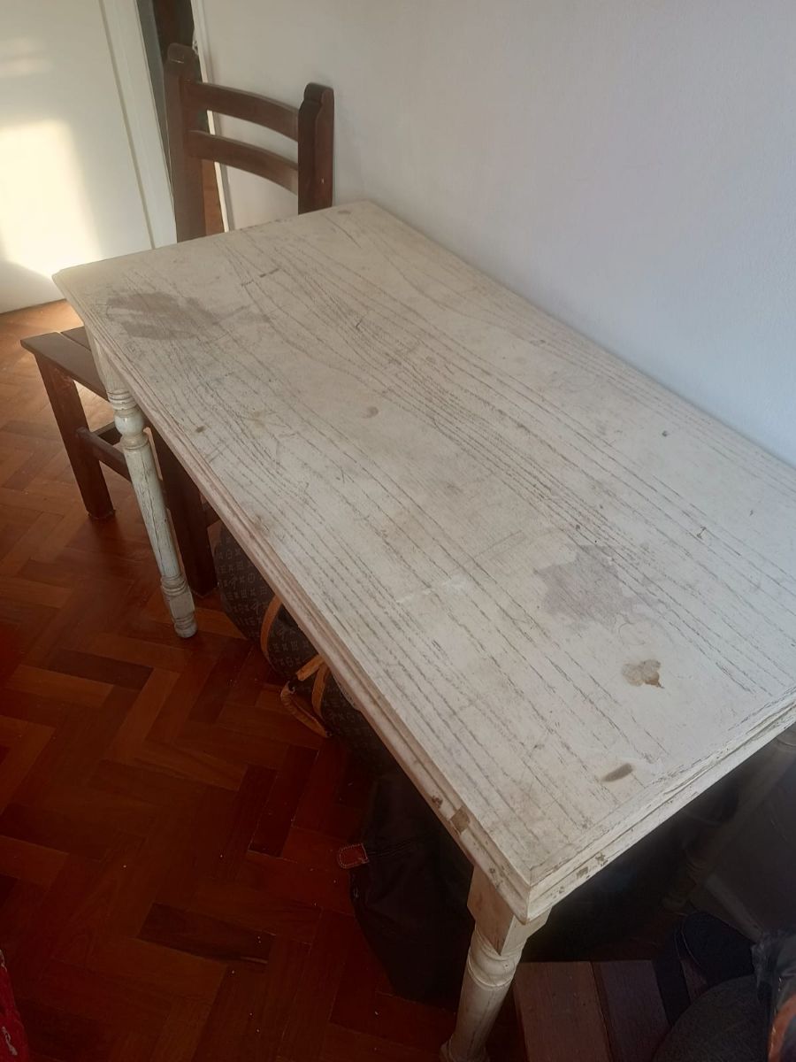 Juego de dos sillas y una mesa oportunidad !!!