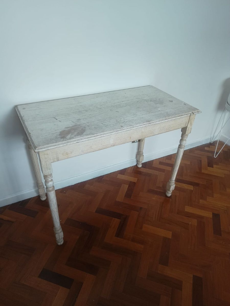 Juego de dos sillas y una mesa oportunidad !!!