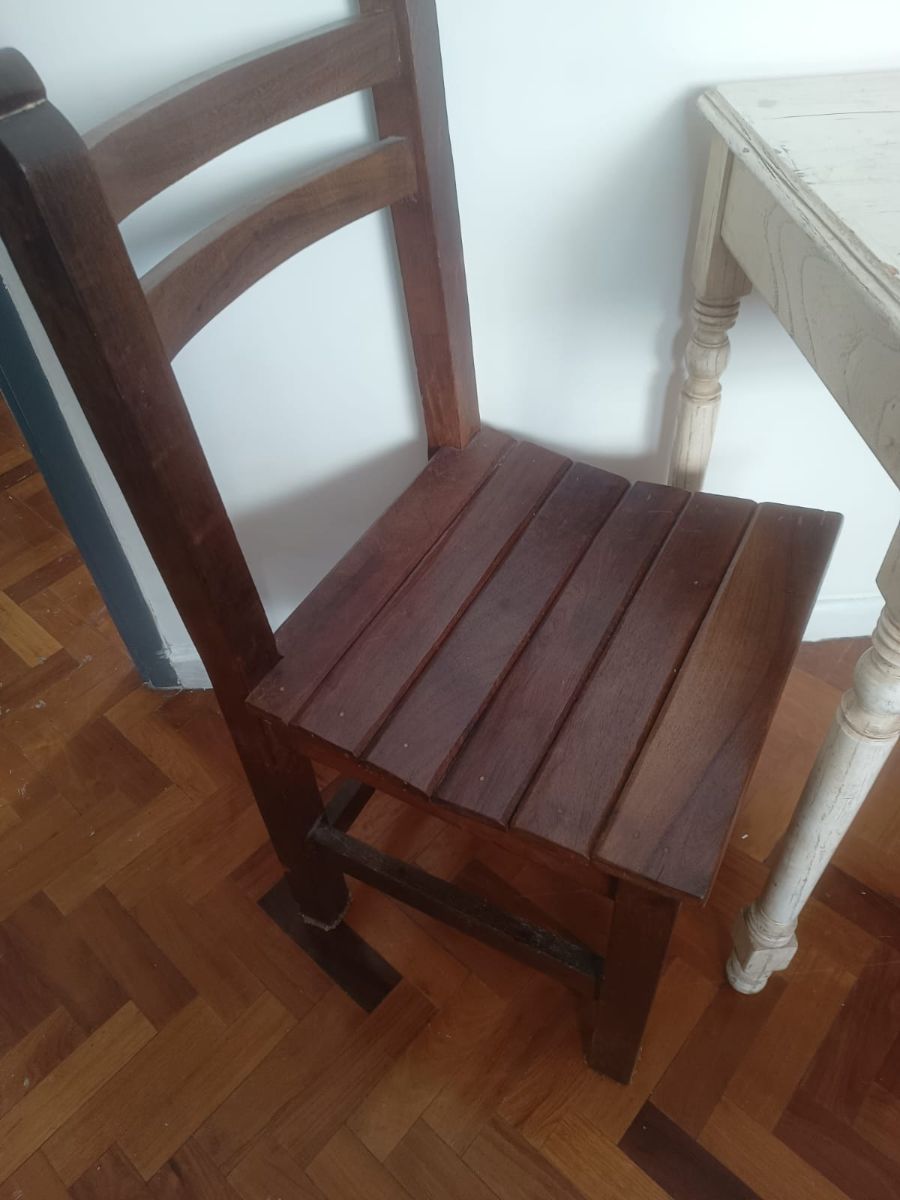 Juego de dos sillas y una mesa oportunidad !!!