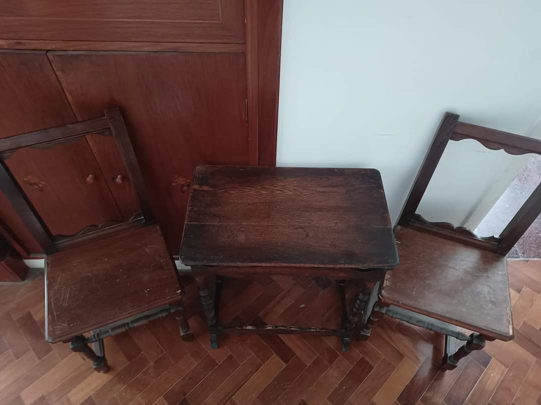 Juego Antiguo de Mesa y 2 Sillas - Madera Maciza - Ideal Restauradores