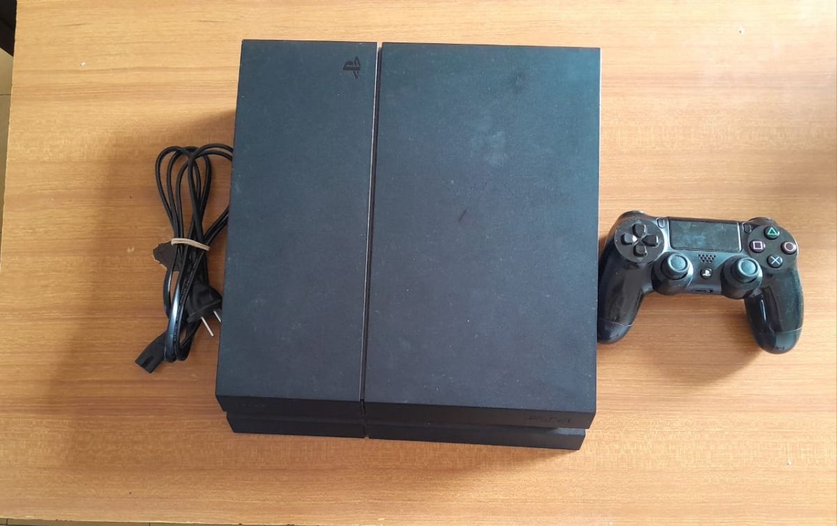 PlayStation 4 estandar 500gb + 1 Jostyck + 1 juego