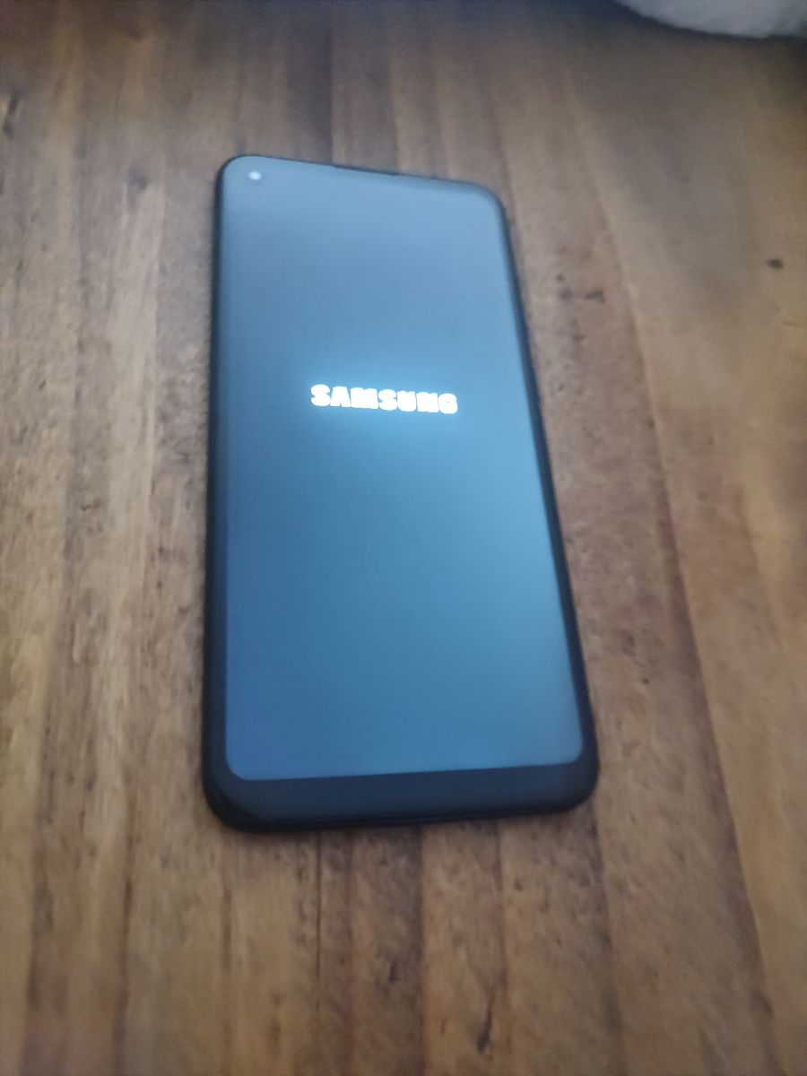 Celular samsung a 11 con detalle