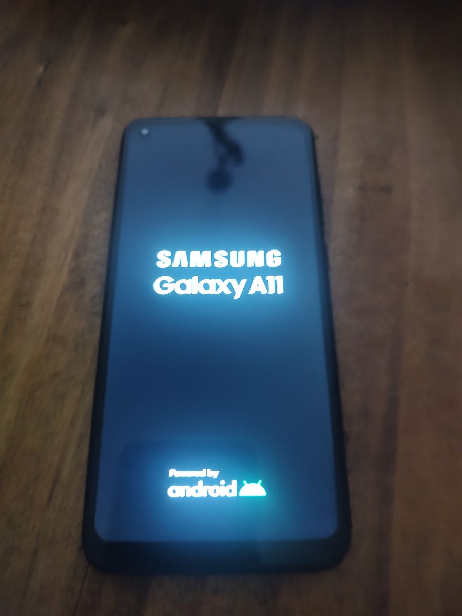 Celular samsung a 11 con detalle