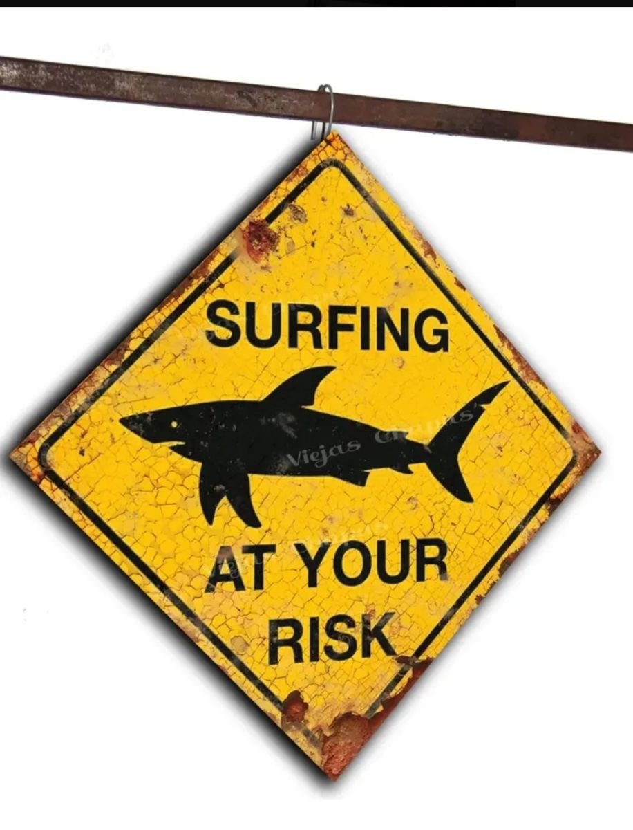 Cartel amarillo en forma de rombo  Surfing At Your Risk