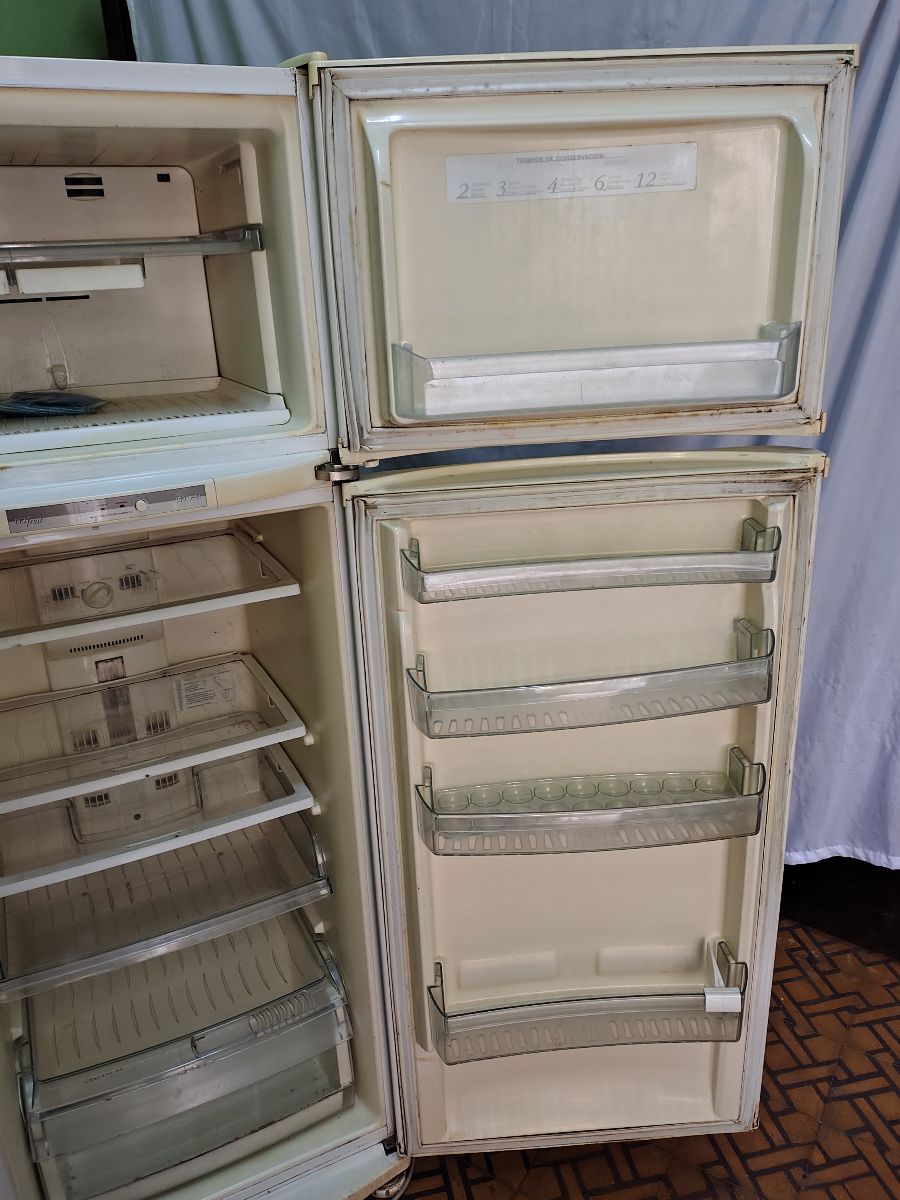 Heladera Whirlpool ARB 210 con Freezer