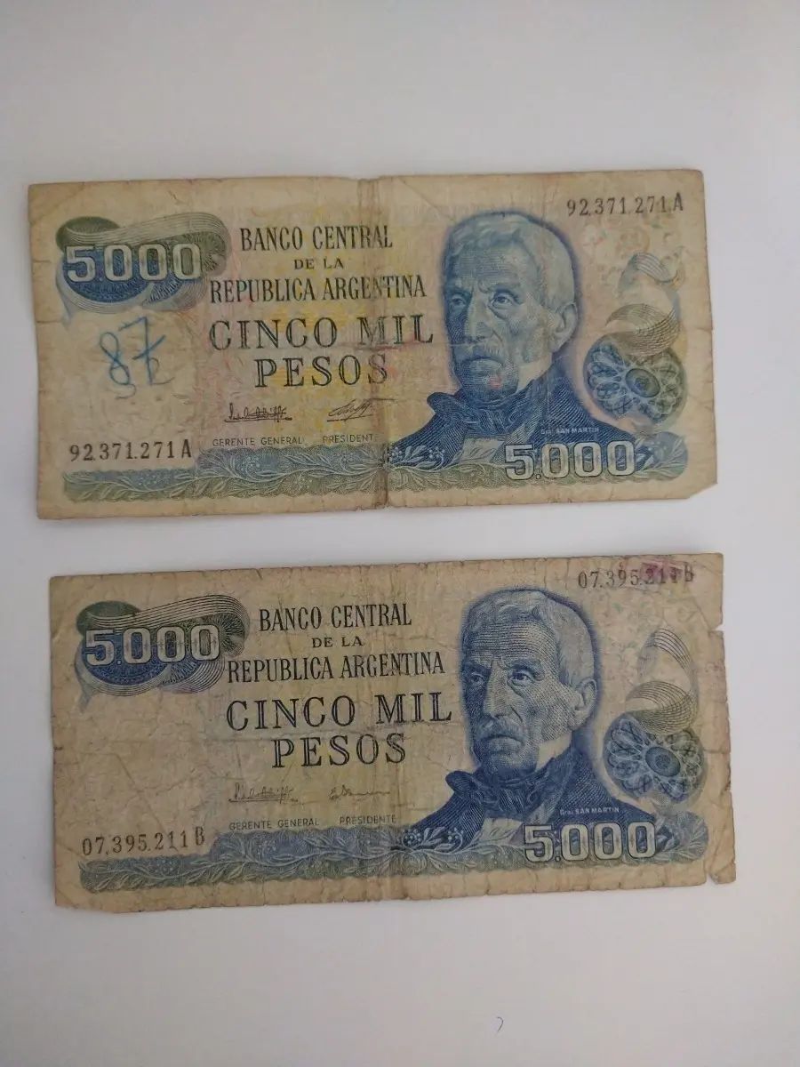 Argentina - Lote De Dos Billetes De 5.000 Pesos Serie A Y B