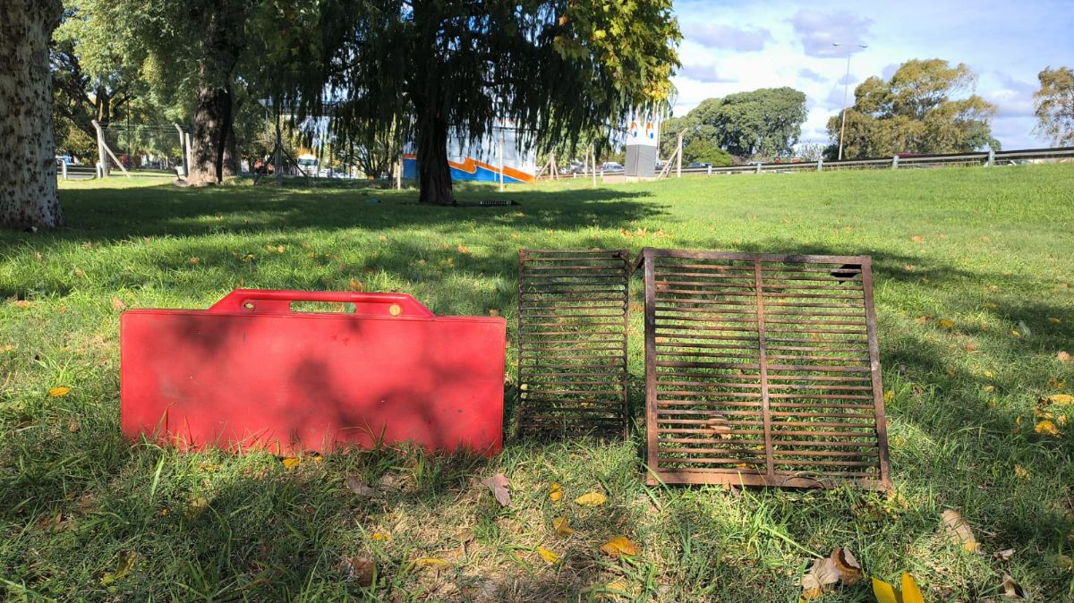 Mesa Plegable/valija Con 4 Banquitos