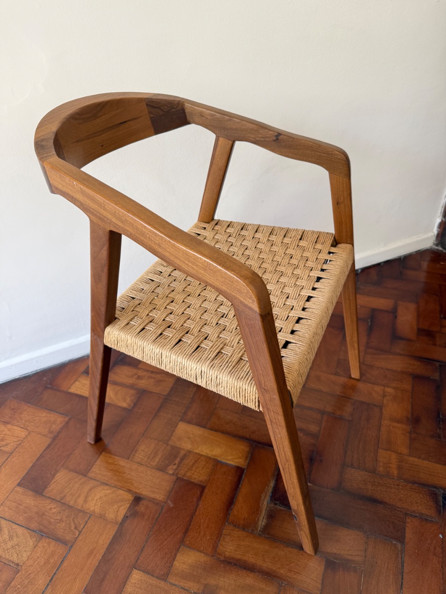 Vendo mesa y sillas de petiribi