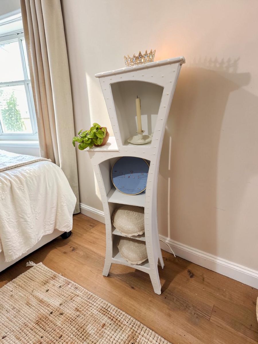 Mueble infantil con luz y corona