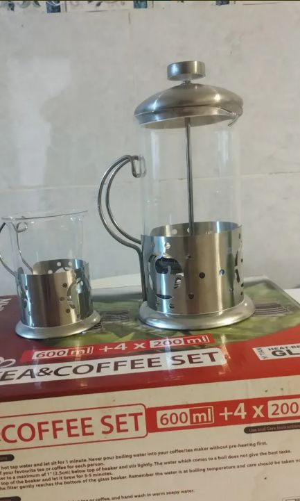 Cafetera Francesa Con Embolo 600ml + 4 tazas de Vidrio