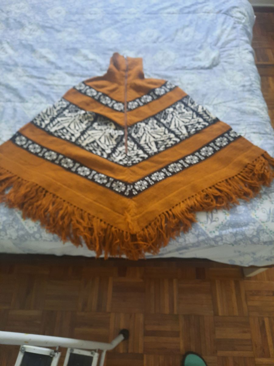 PONCHO DE LANA ARTESANAL TEJIDO A MANO