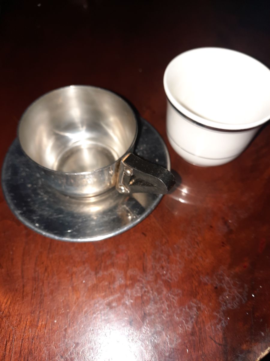 JUEGO DE CAFE CON SOPORTE DE ACERO INOXIDABLE EN LA BASE