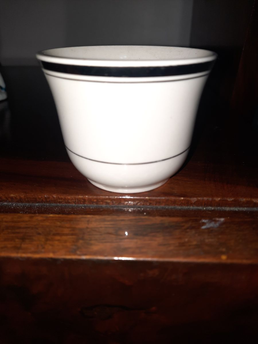 JUEGO DE CAFE CON SOPORTE DE ACERO INOXIDABLE EN LA BASE