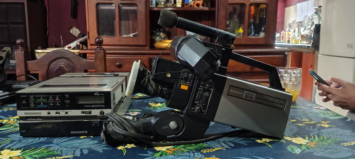 Video cámara reproductor VHS estilo periodista magnavox echo en Japón y cámara funcionando