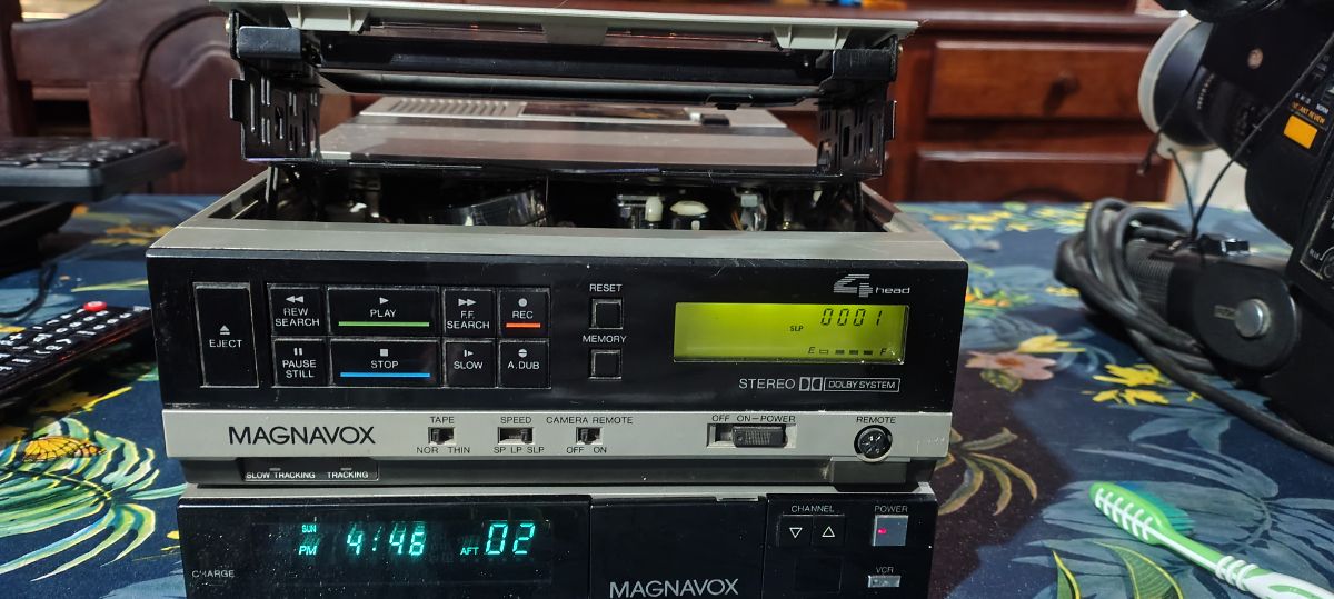 Video cámara reproductor VHS estilo periodista magnavox echo en Japón y cámara funcionando
