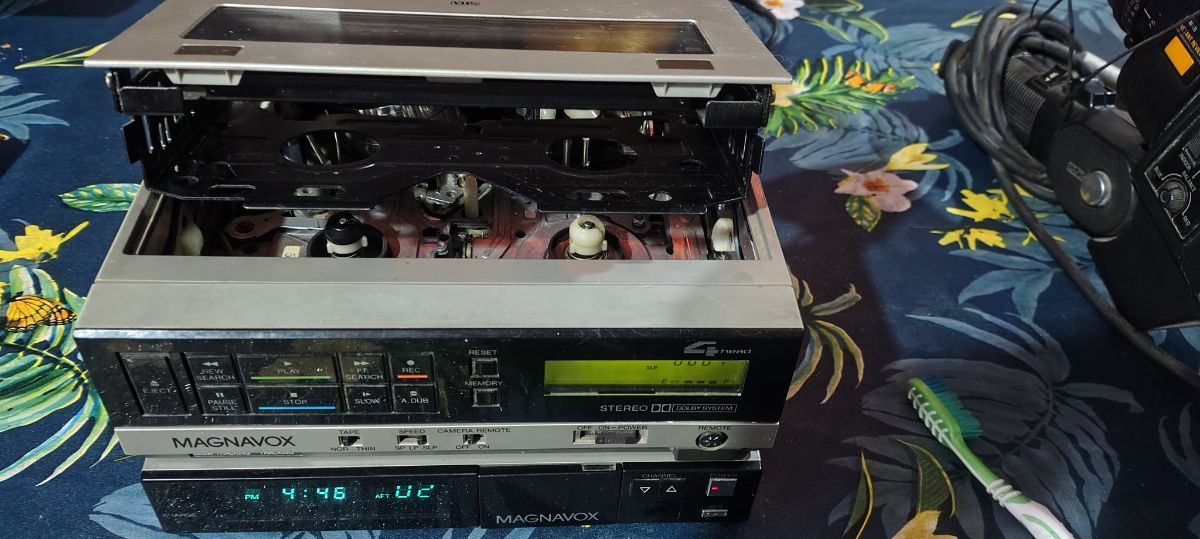 Video cámara reproductor VHS estilo periodista magnavox echo en Japón y cámara funcionando