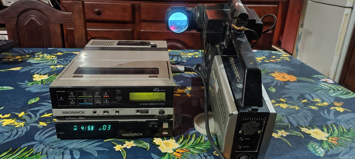 Video cámara reproductor VHS estilo periodista magnavox echo en Japón y cámara funcionando