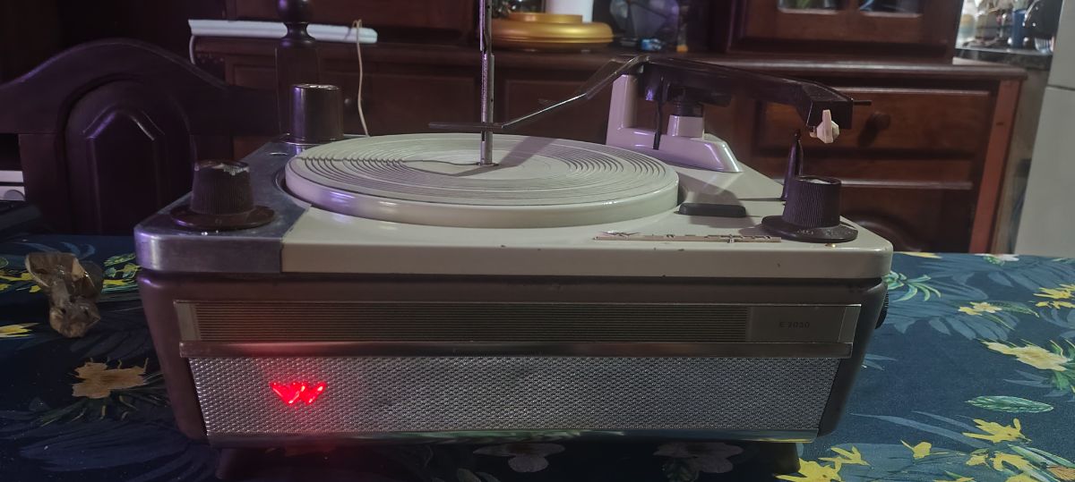 Tocadisco Wincofon mod E 2050 funcionando pero a revisar para tener de adorno están para coleccionar