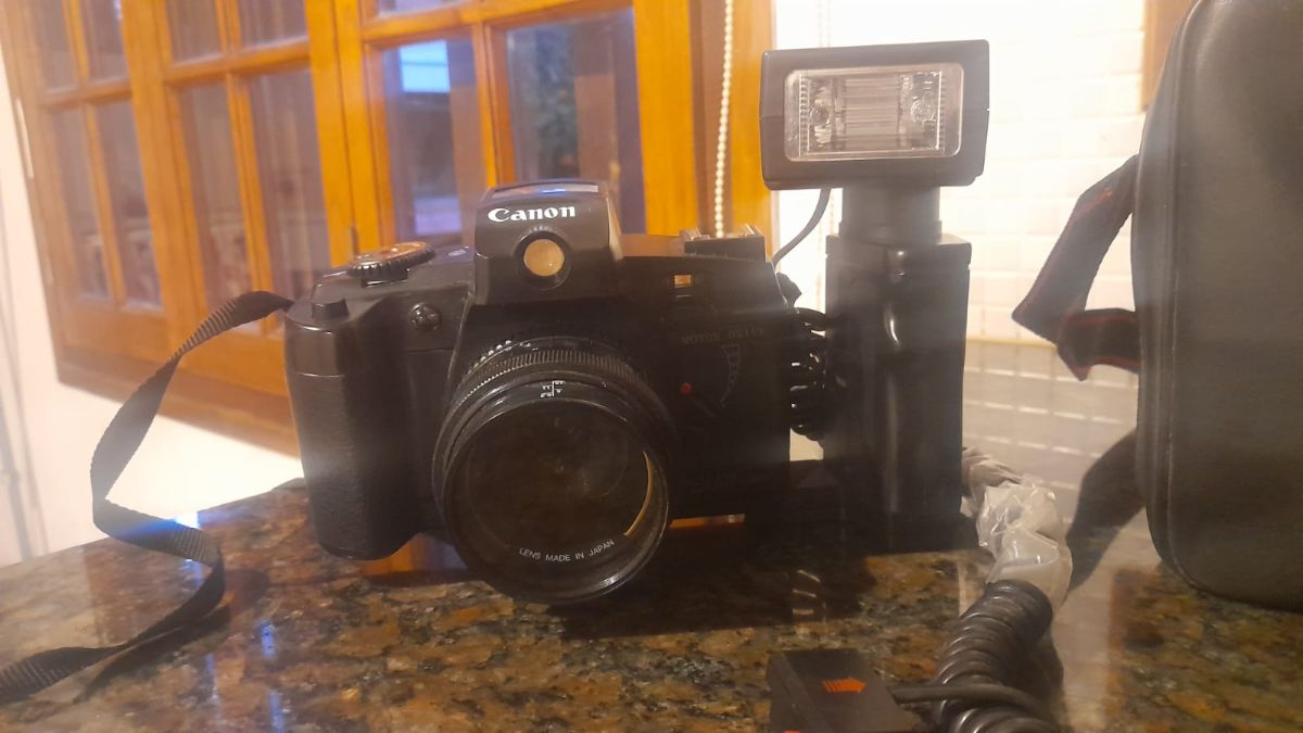 CAMARA CANON CON FLASH VINTAGE