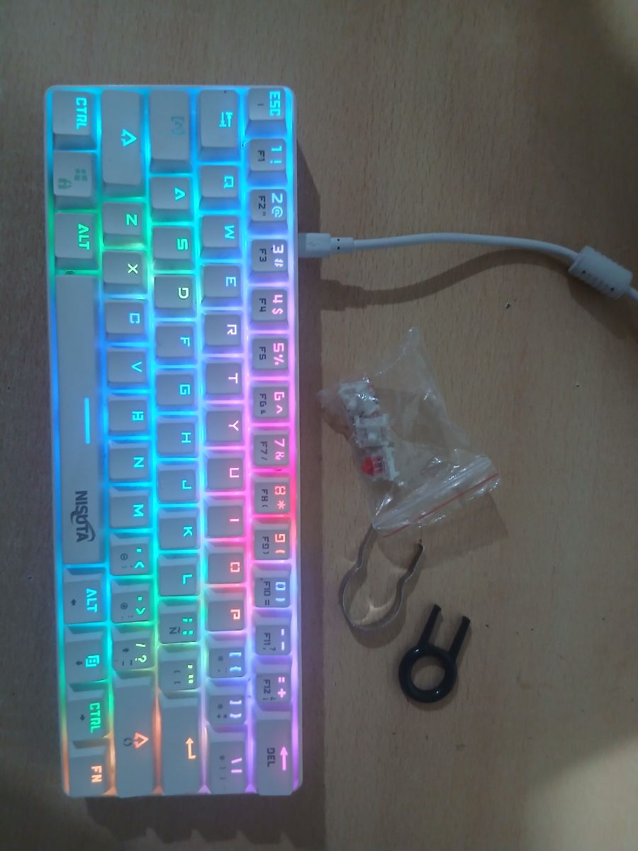 Teclado gamer nisuta NS-KBGZ61