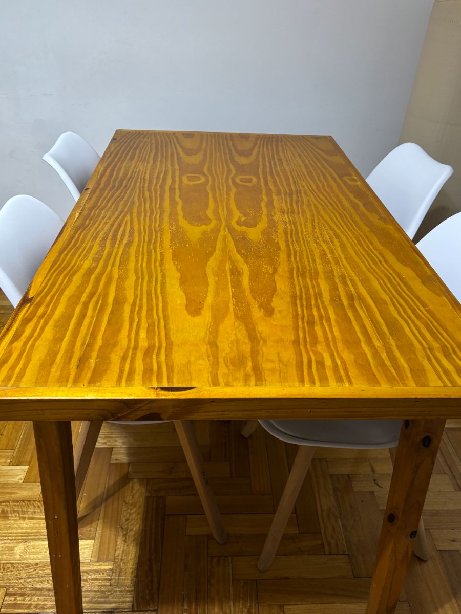 Mesa de comedor con sillas tulip