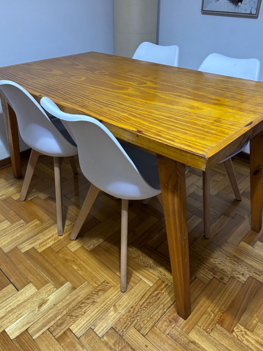 Mesa de comedor con sillas tulip