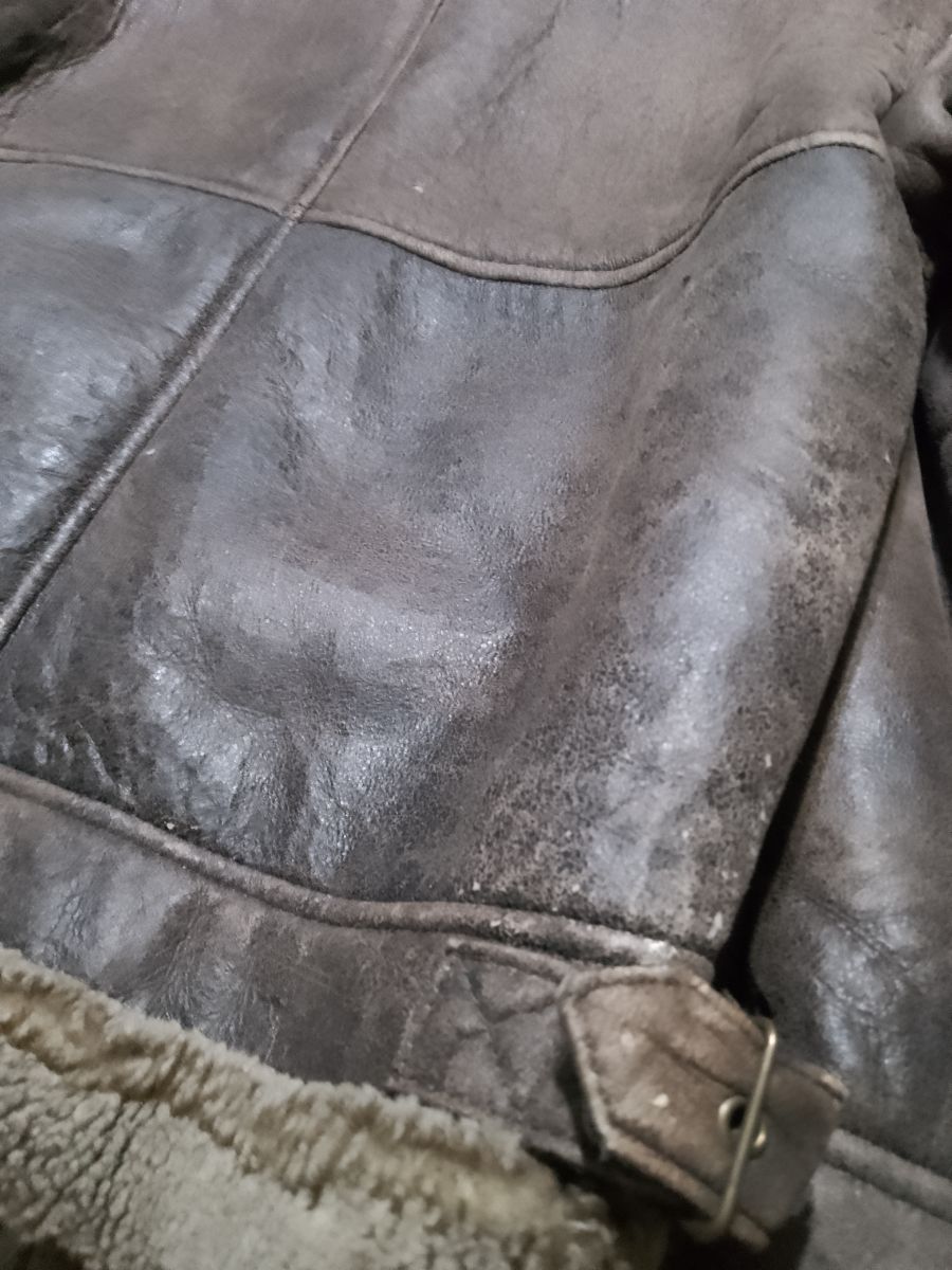 Campera de cuero genuino argentino con corderito en todo el interior.
