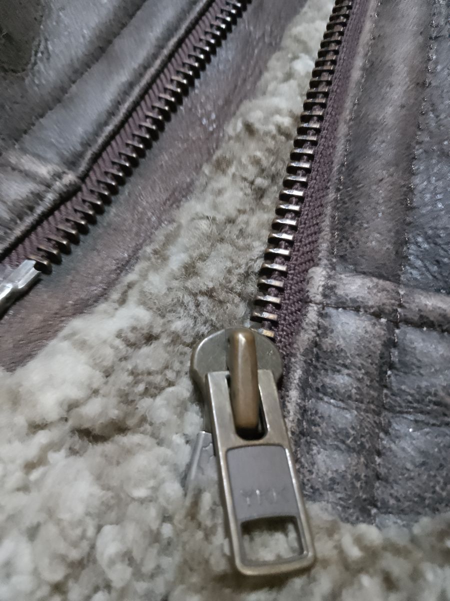 Campera de cuero genuino argentino con corderito en todo el interior.