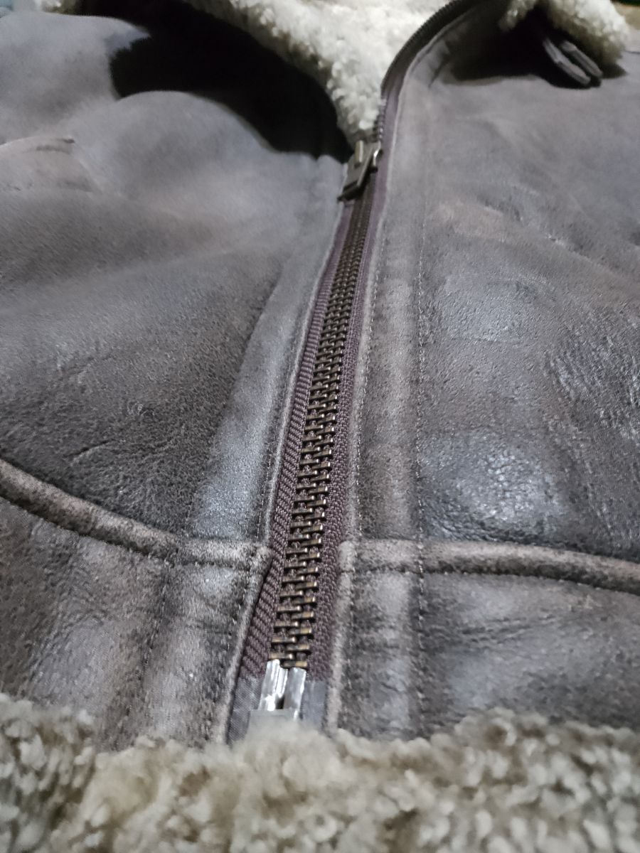 Campera de cuero genuino argentino con corderito en todo el interior.