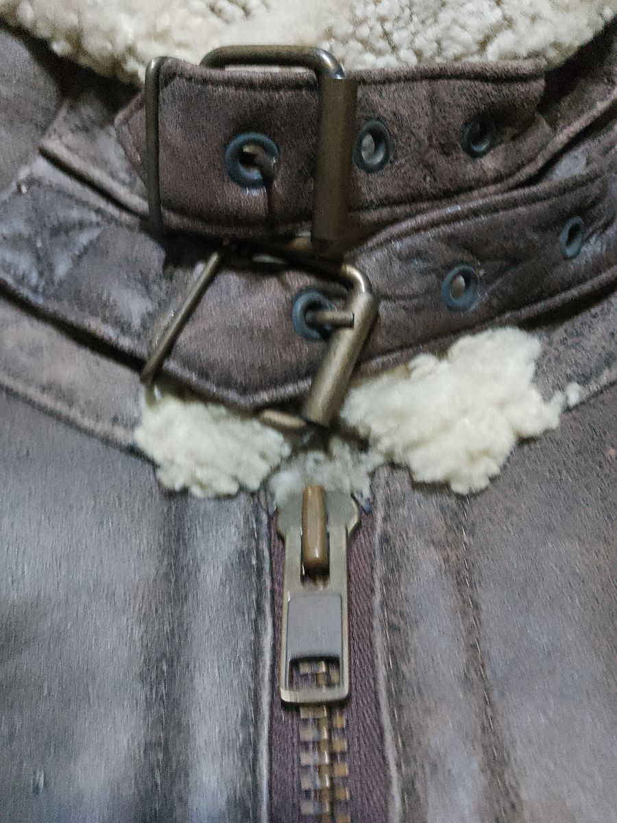 Campera de cuero genuino argentino con corderito en todo el interior.