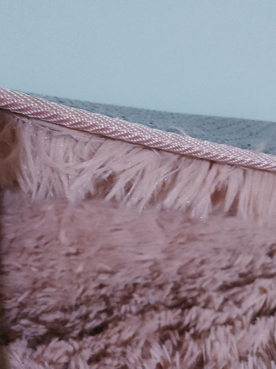 Alfombra Nórdica de pelo largo de 1 metro x 1, 40cm. Color rosa dior y base antideslizante gris.