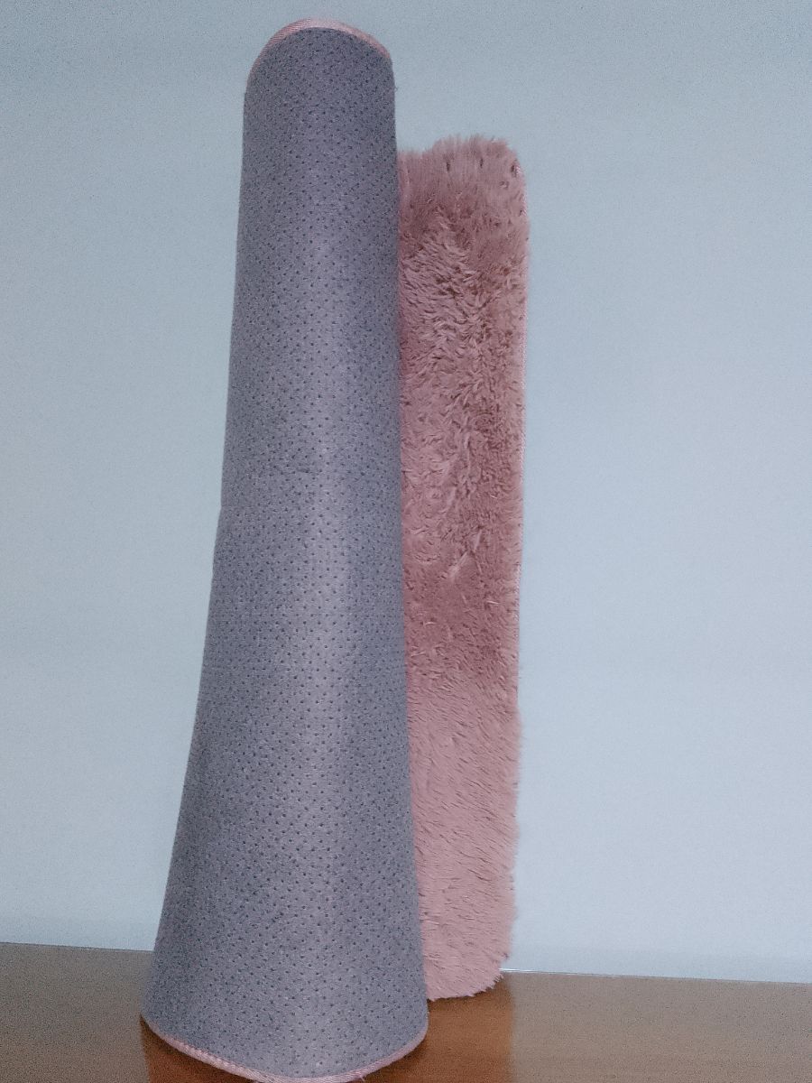 Alfombra Nórdica de pelo largo de 1 metro x 1, 40cm. Color rosa dior y base antideslizante gris.
