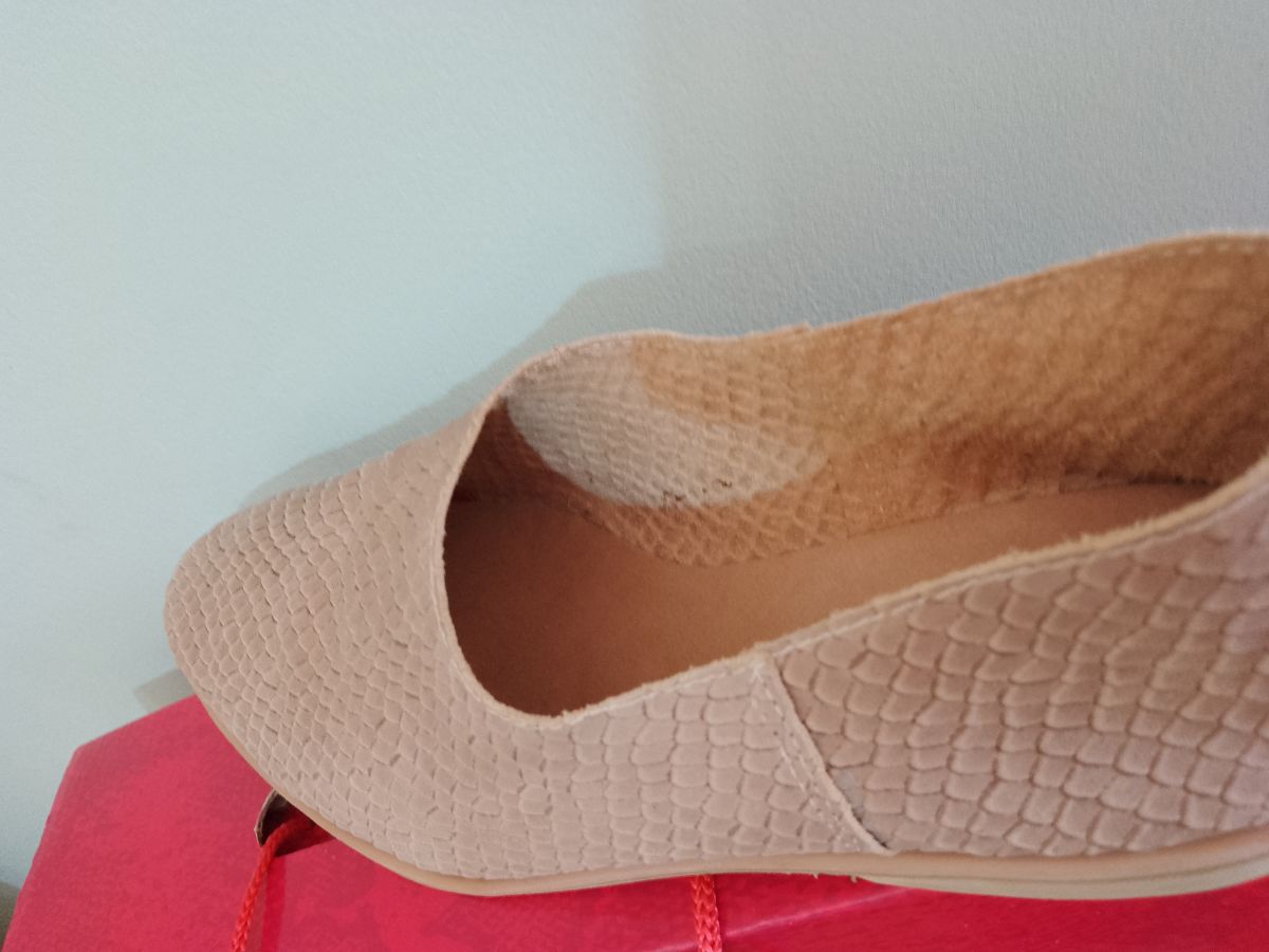 Zapatos de Mujer tipo ballerina en punta, N* 36 de cuero blando croco, beige claro.