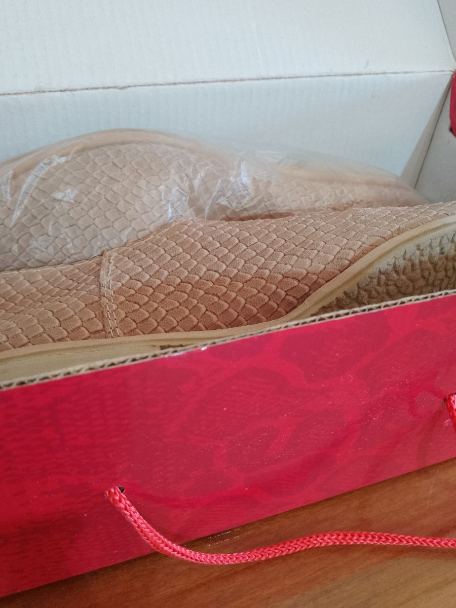 Zapatos de Mujer tipo ballerina en punta, N* 36 de cuero blando croco, beige claro.