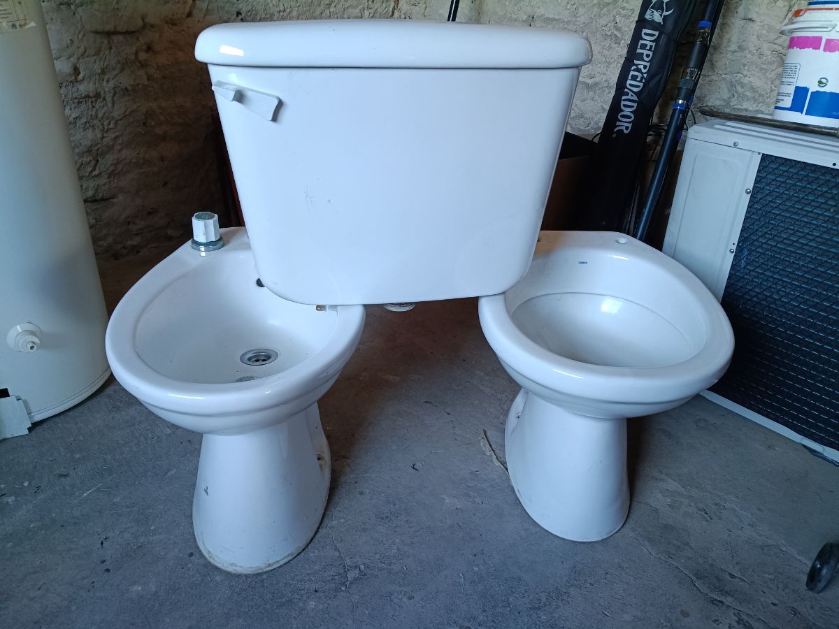 Hinodoro con mochila Ferrum y bidet capea.