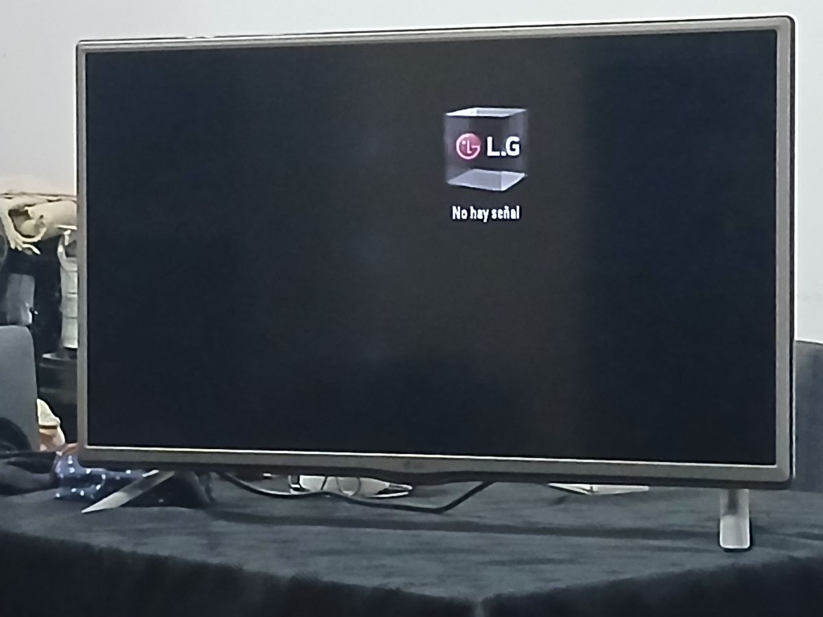 MODULAR DE ALGARROBO/ TV 32" LG