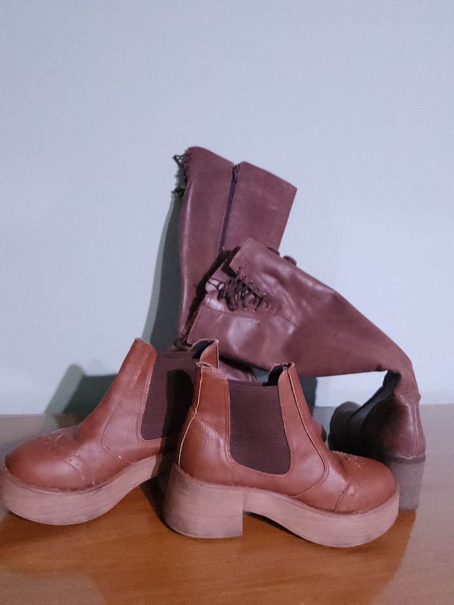 Dos pares de botas de Mujer. Un par cortas y el otro par largas . Ambas número: 37.