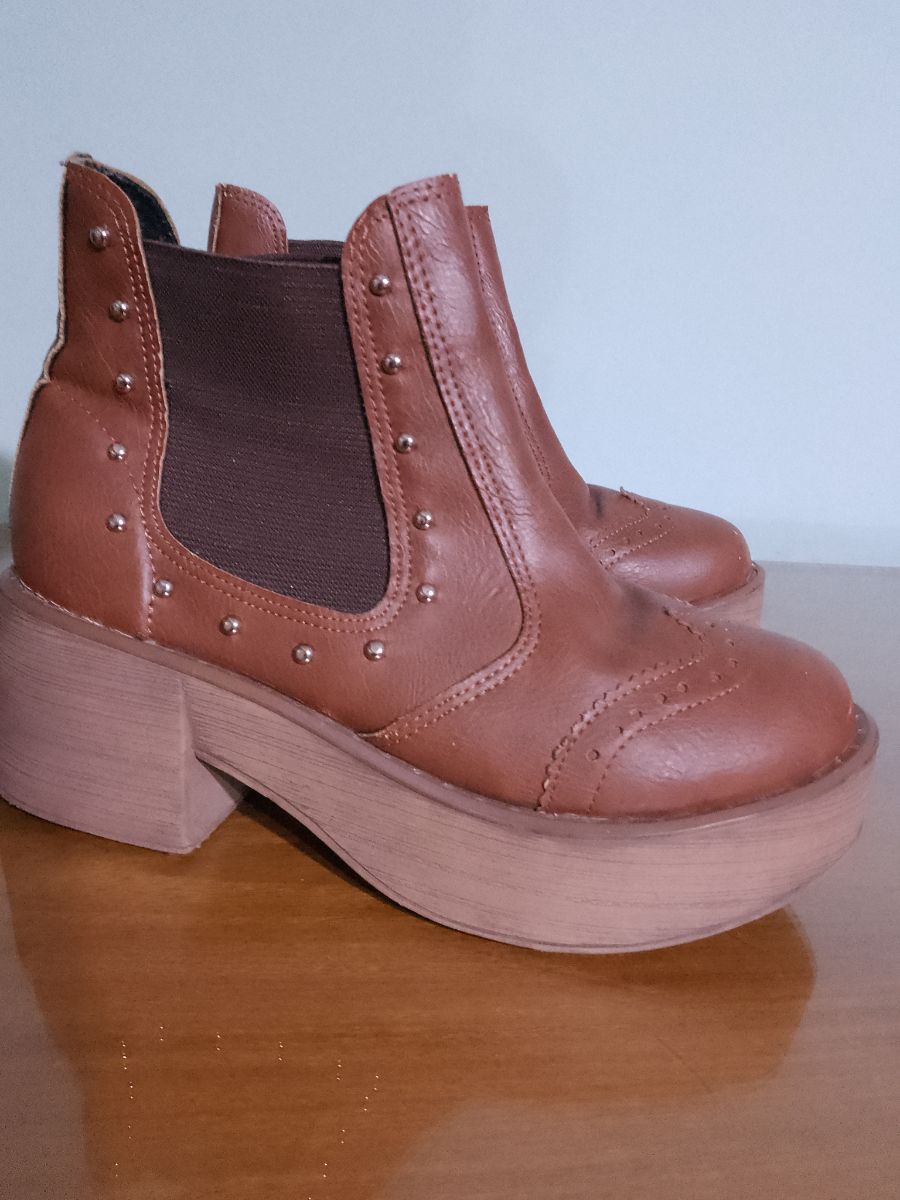 Dos pares de botas de Mujer. Un par cortas y el otro par largas . Ambas número: 37.