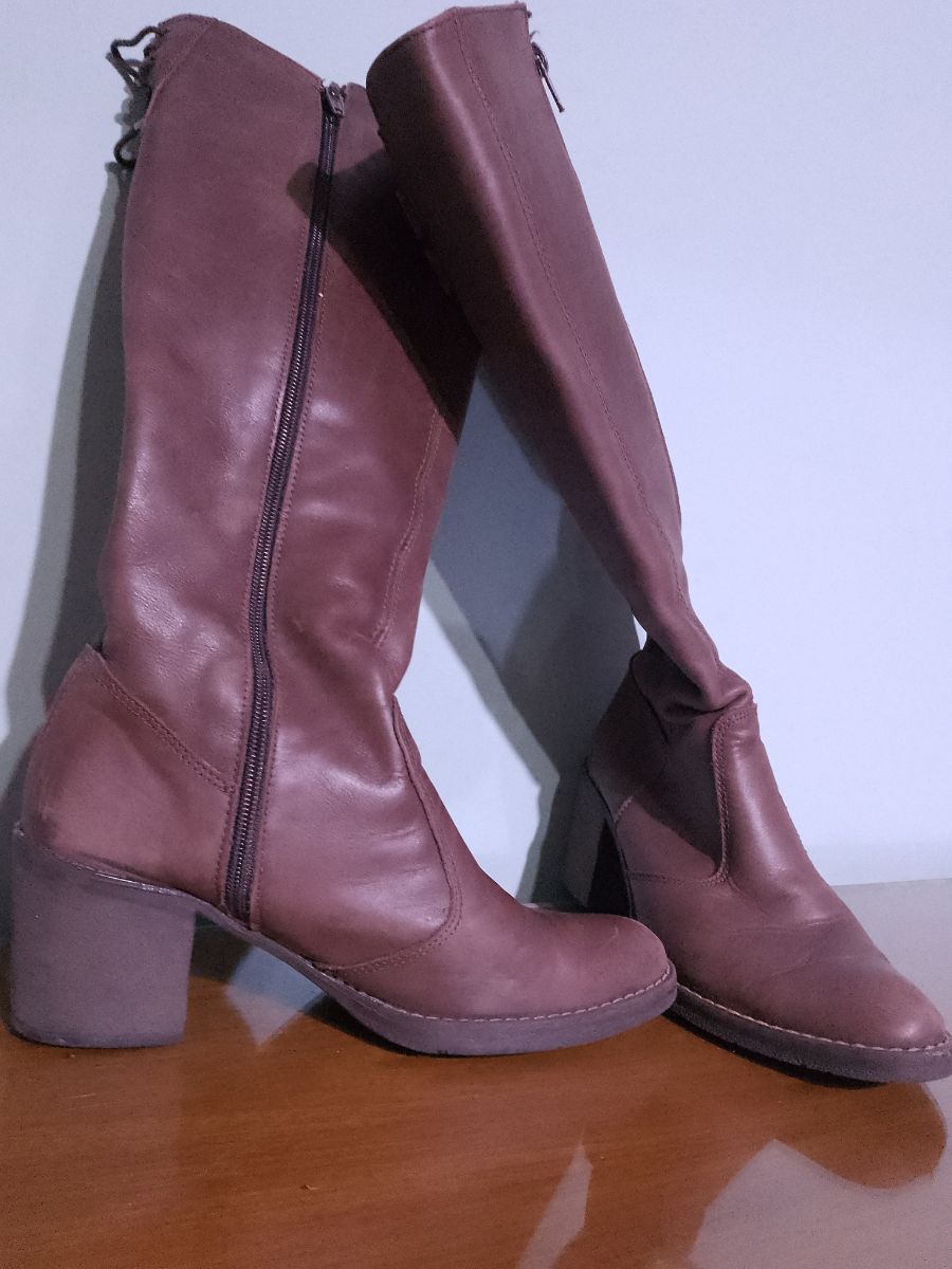 Dos pares de botas de Mujer. Un par cortas y el otro par largas . Ambas número: 37.