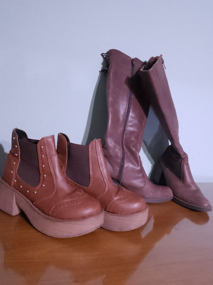 Dos pares de botas de Mujer. Un par cortas y el otro par largas . Ambas número: 37.
