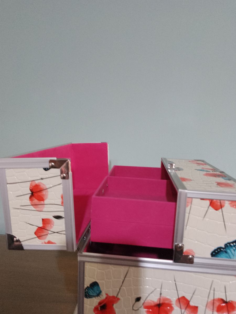 Maletín para guardar maquillajes y bijouterie. Para nena lleva de regalo: 1 coronita y 1 perfumina.