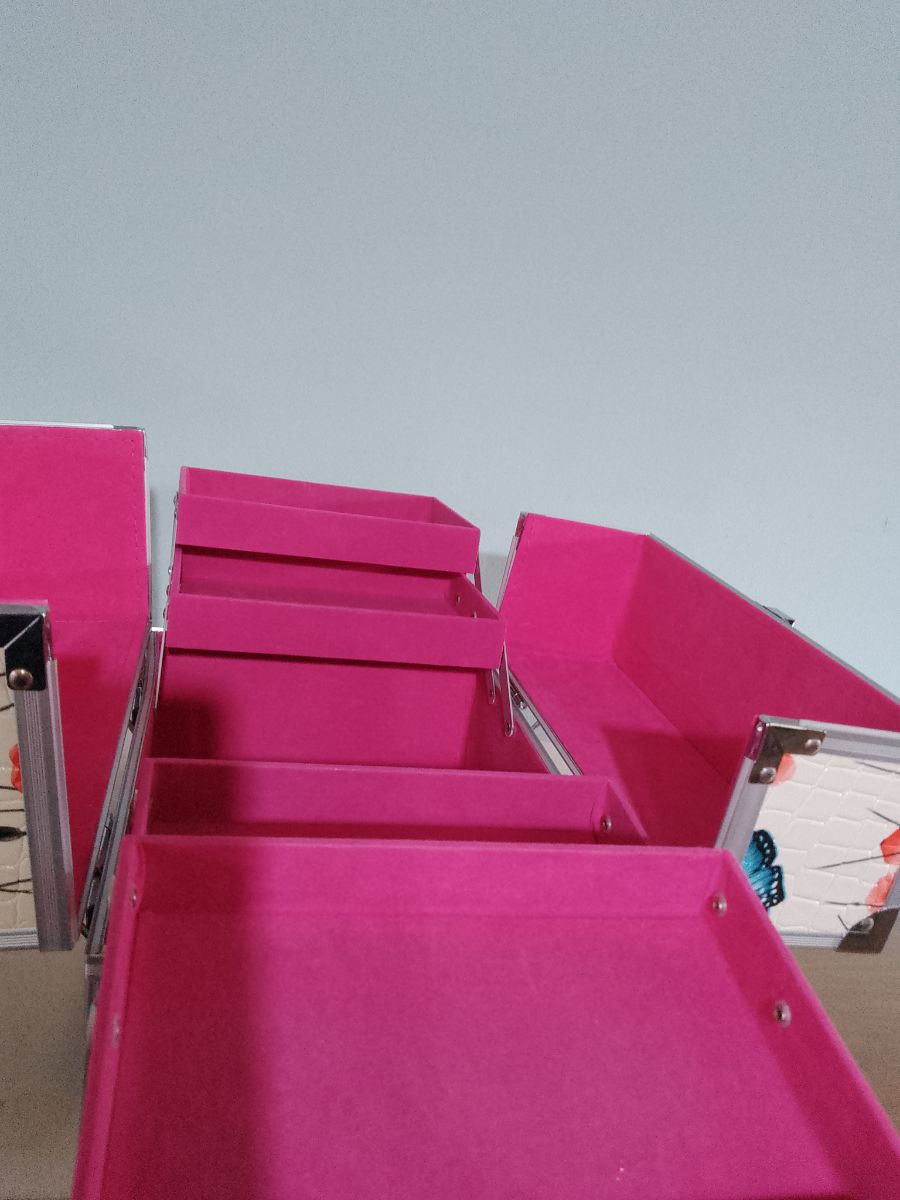 Maletín para guardar maquillajes y bijouterie. Para nena lleva de regalo: 1 coronita y 1 perfumina.