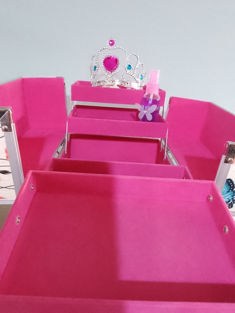 Maletín para guardar maquillajes y bijouterie. Para nena lleva de regalo: 1 coronita y 1 perfumina.