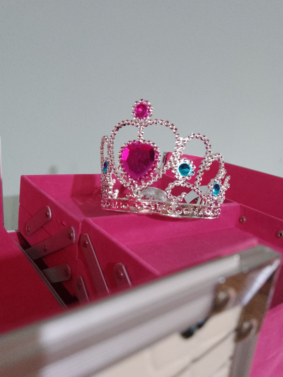 Maletín para guardar maquillajes y bijouterie. Para nena lleva de regalo: 1 coronita y 1 perfumina.