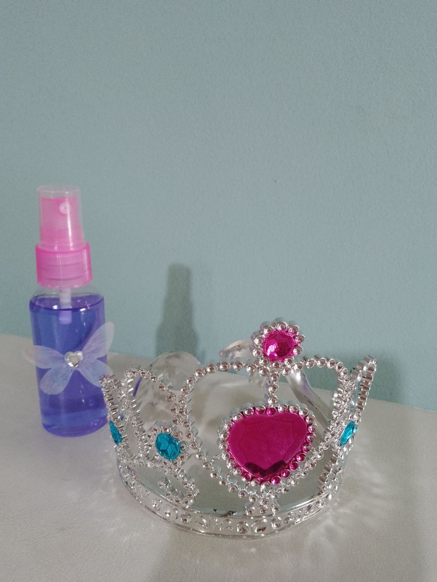Maletín para guardar maquillajes y bijouterie. Para nena lleva de regalo: 1 coronita y 1 perfumina.