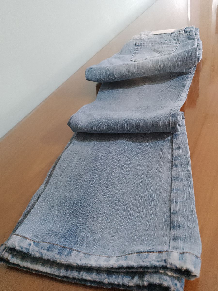 Conjunto de 2 piezas: jean Sweet + blusa rayada con broderie .