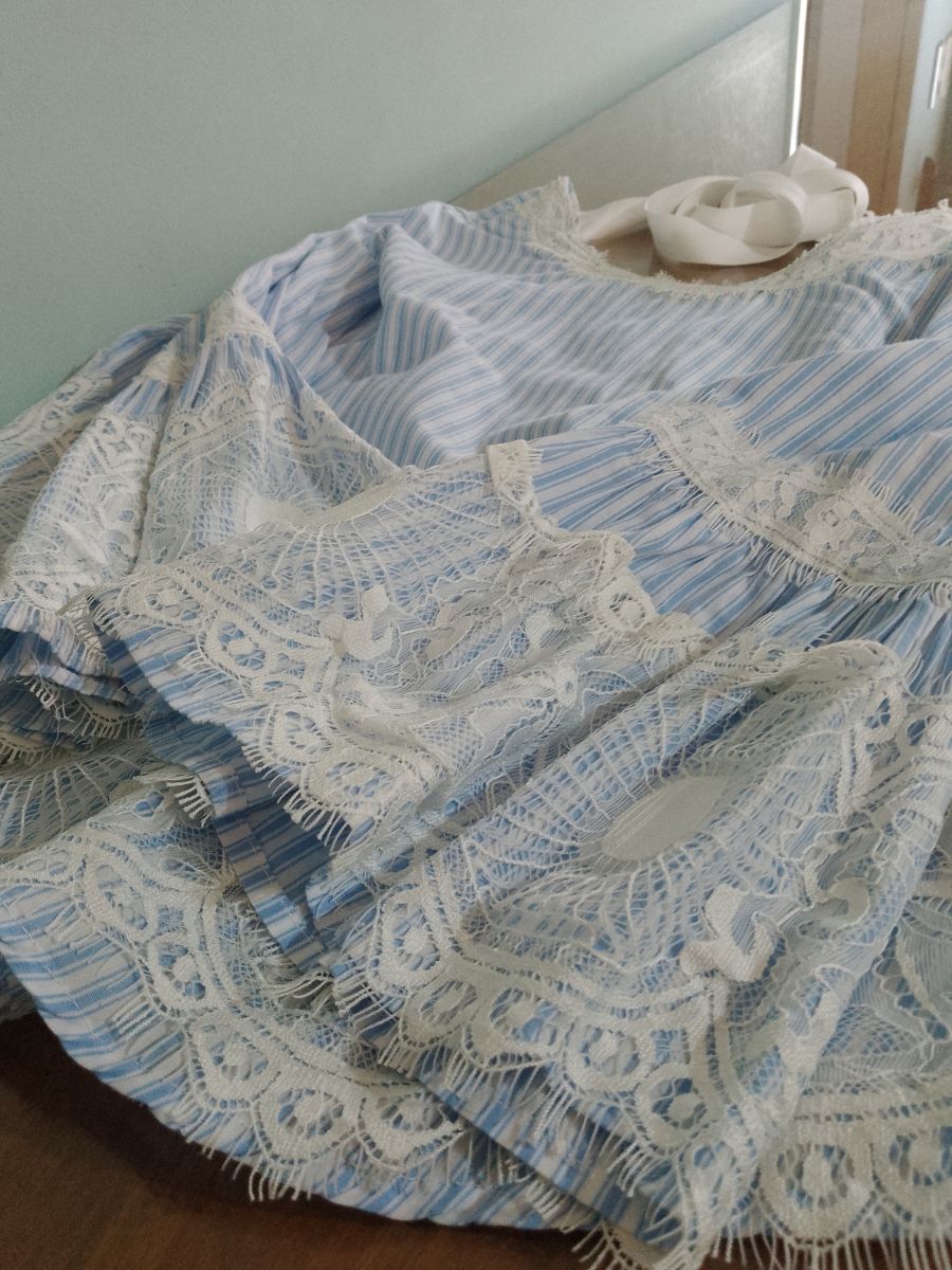 Conjunto de 2 piezas: jean Sweet + blusa rayada con broderie .