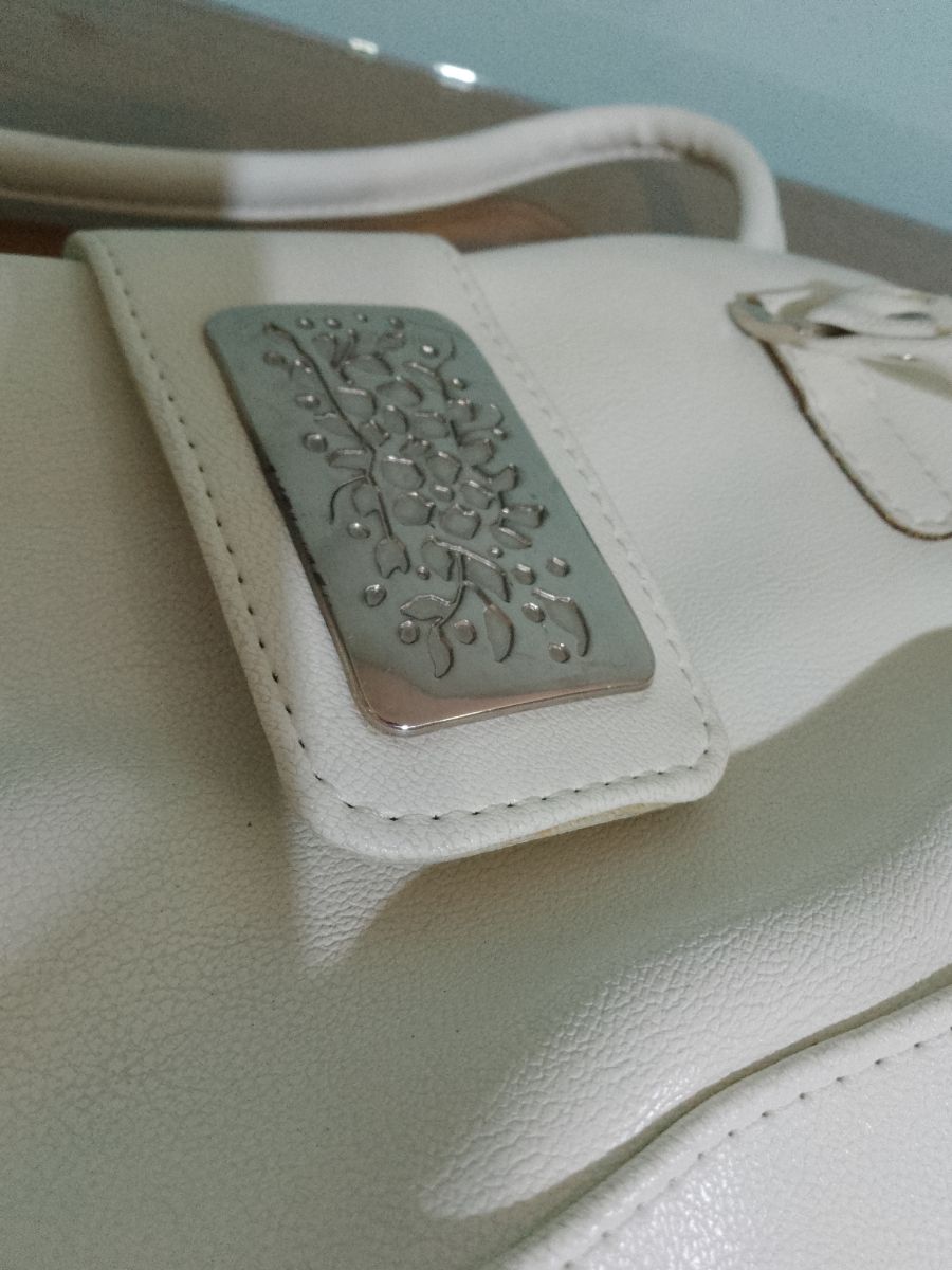 Cartera baguette con herraje.