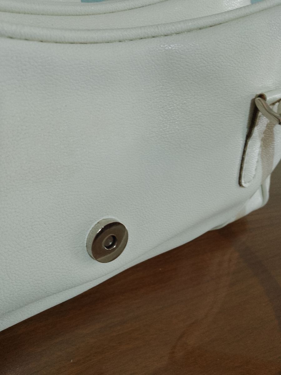 Cartera baguette con herraje.