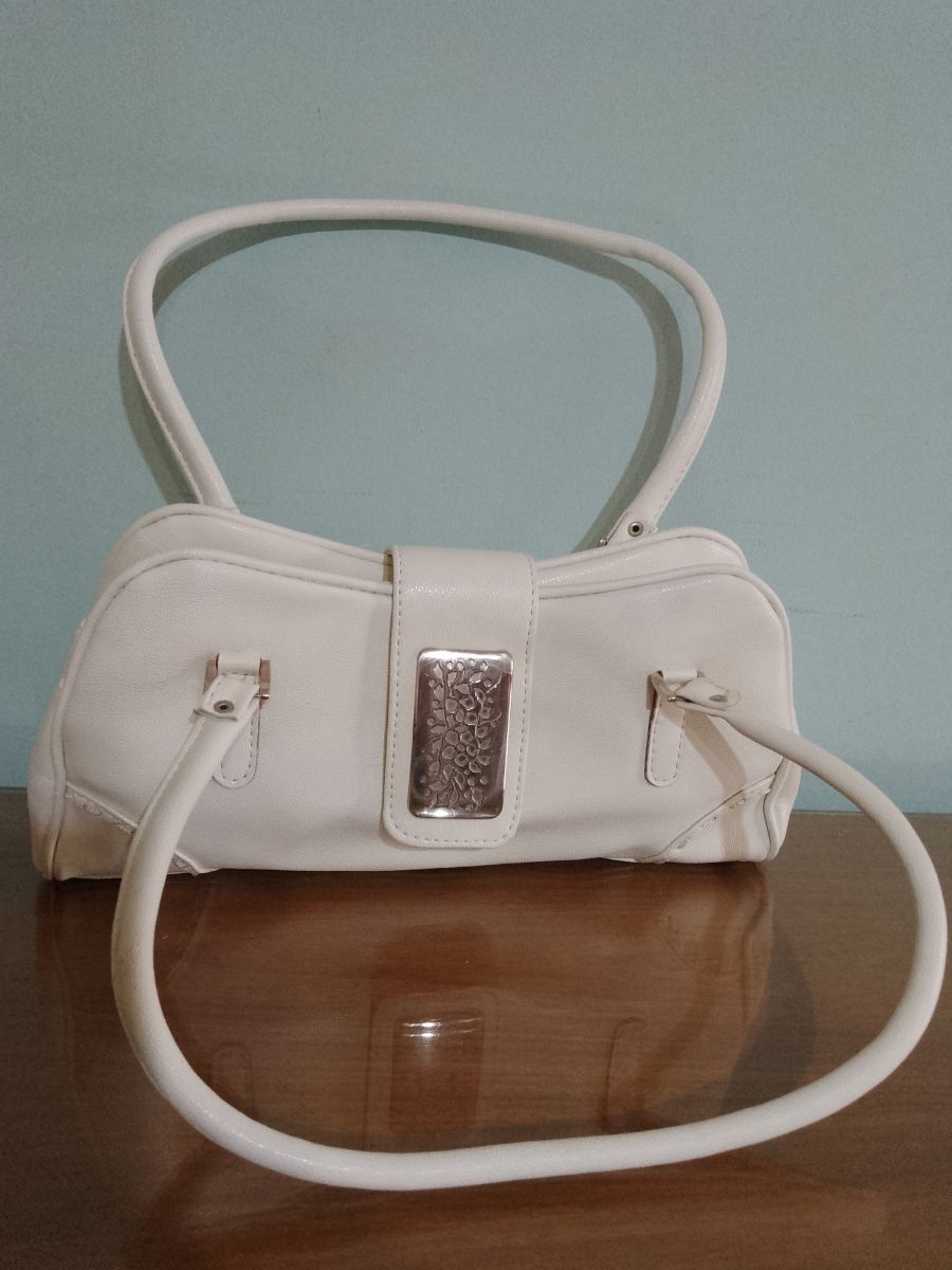 Cartera baguette con herraje.